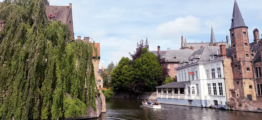 barco con turistas navegando por el Canal del Rosario en Brujas