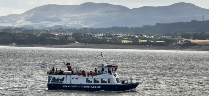 barco turístico navegando por el firth of forth escocia