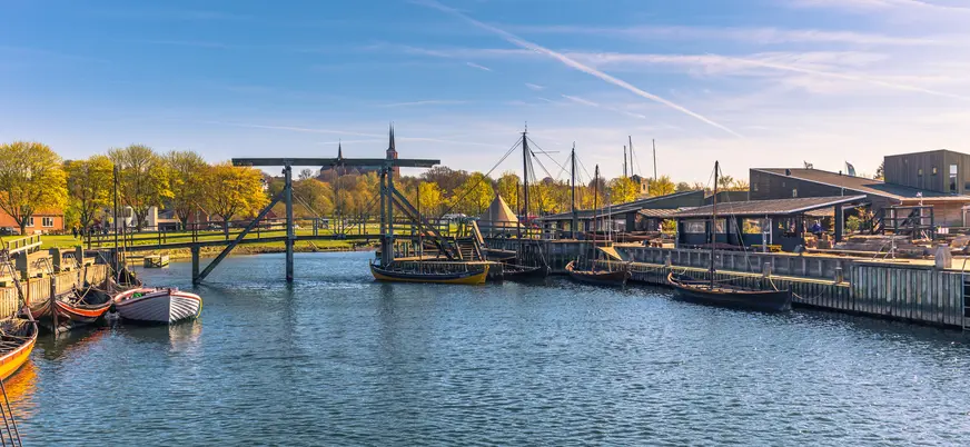 Barcos vikingos en el puerto de Roskilde, Dinamarca