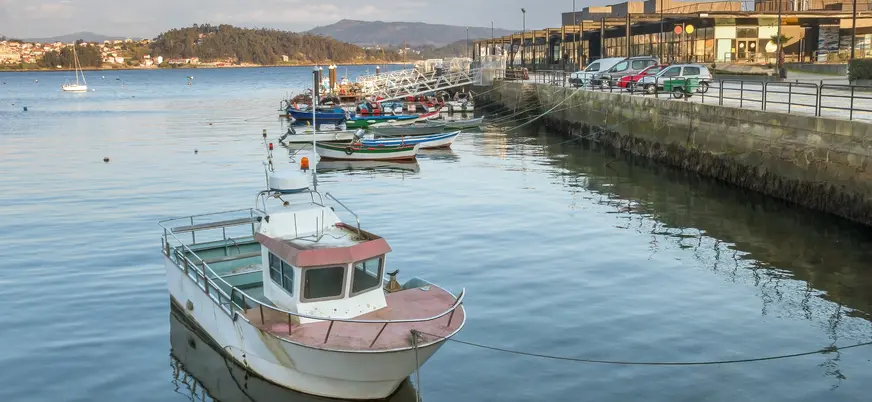 barcos amarrados en el puerto de Combarro, Galicia