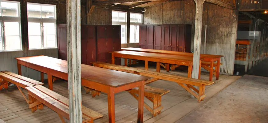Fila de antiguos bancos de madera en el Memorial de Sachsenhausen