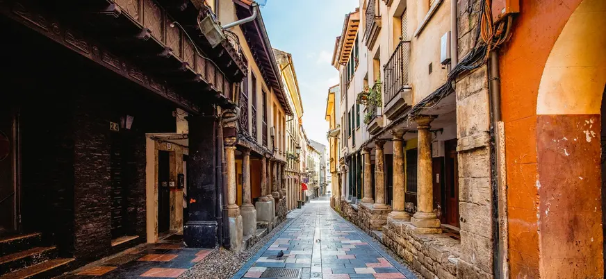 Calle del barrio de Sabugo con soportales históricos en Avilés, Asturias