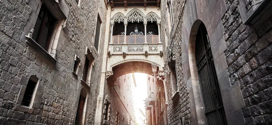 Puente del Bisbe en el Barrio Gótico de Barcelona iluminado por la luz del atardecer
