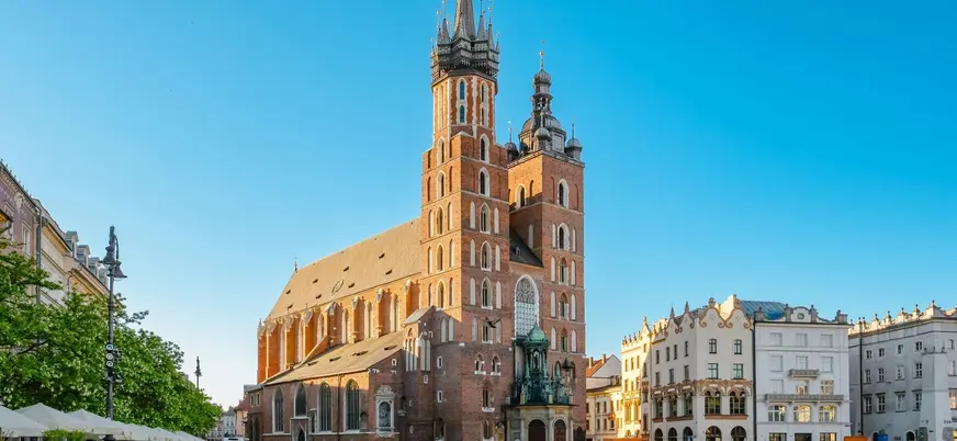 Basílica de Santa María en la Plaza del Mercado Principal de Cracovia, Polonia
