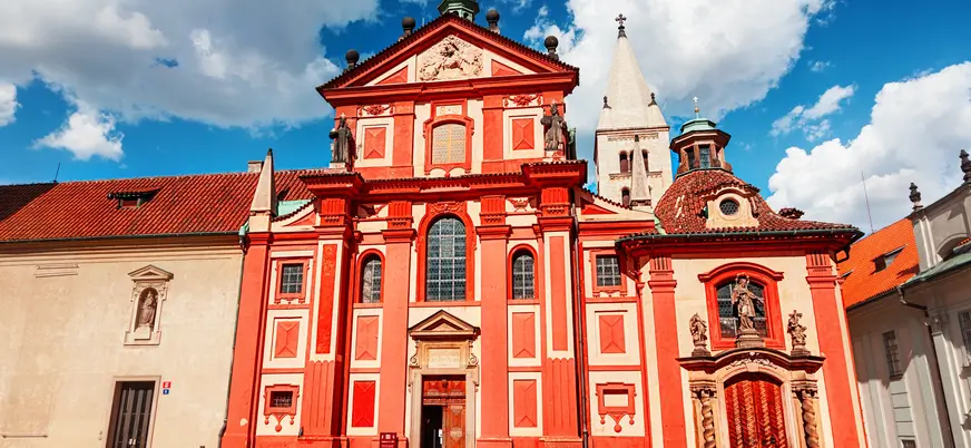 Fachada barroca de color rojo de la Basílica de San Jorge en Praga
