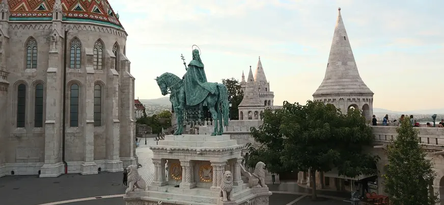 Estatua del Bastión de los Pescadores en Budapest con la Iglesia de Matías.