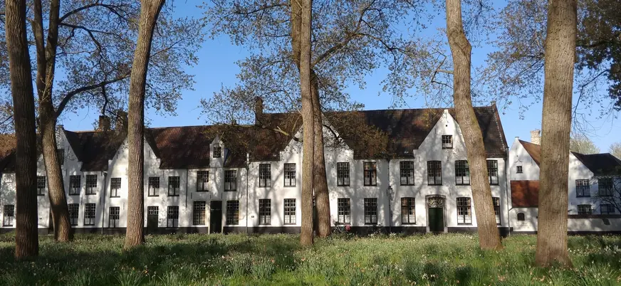 Beaterio Ten Wijngaarde en Brujas rodeado de jardines