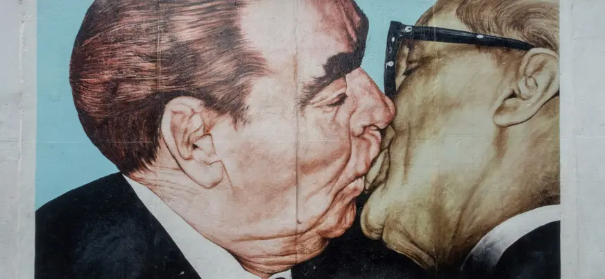 Mural del beso en el Muro de Berlín, una de las obras más icónicas de la East Side Gallery