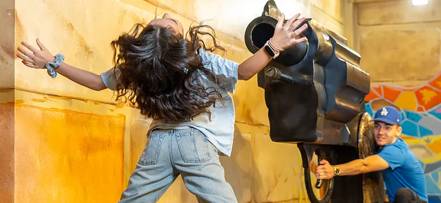 Persona posando en una ilusión óptica de salón inverso en Big Fun Museum Barcelona