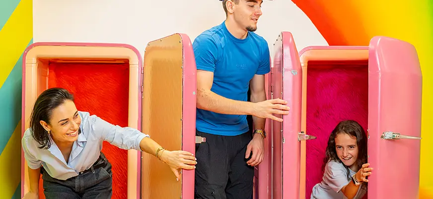 Familia posando en coloridas neveras en el Big Fun Museum de Barcelona