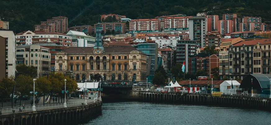 Ría de Bilbao con el Ayuntamiento al fondo y edificios sobre la ladera.
