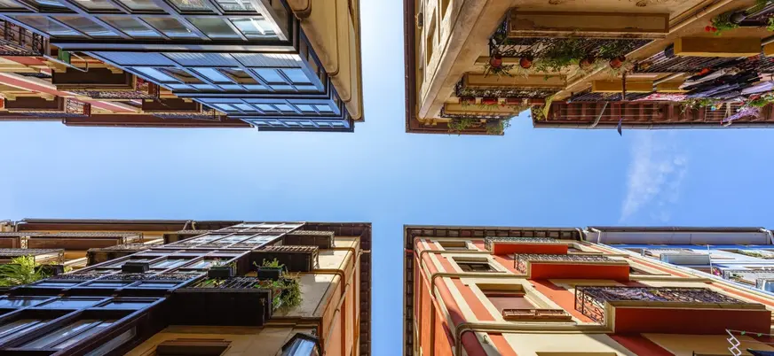 Edificios del Casco Viejo de Bilbao vistos desde abajo con cielo despejado.