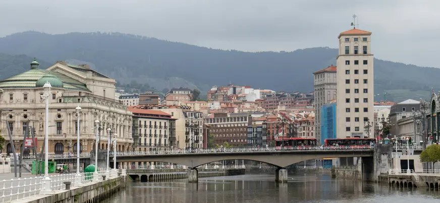Ría de Bilbao con el Teatro Arriaga, puente y edificios del Casco Viejo al fondo.