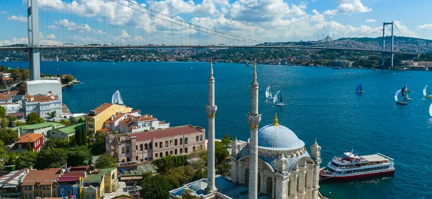 Vista del Bósforo en Beşiktaş con la mezquita de Ortaköy y el puente colgante de Estambul, Turquía
