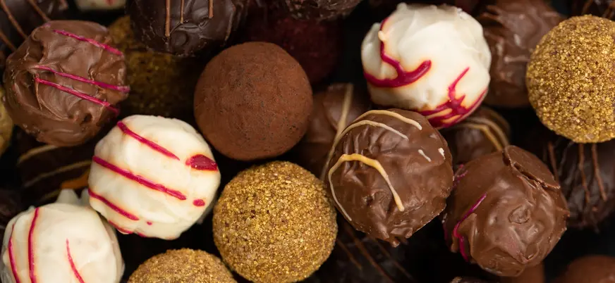  Vista cercana de varios bombones y trufas de chocolate, Brujas