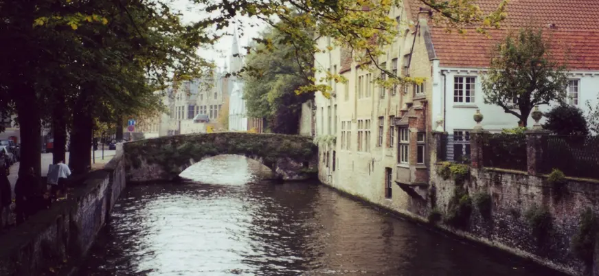 Canal de Brujas y casas históricas de ladrillo a la orilla
