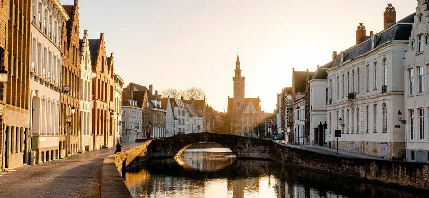 Canal en la ciudad medieval de Brujas, Bélgica
