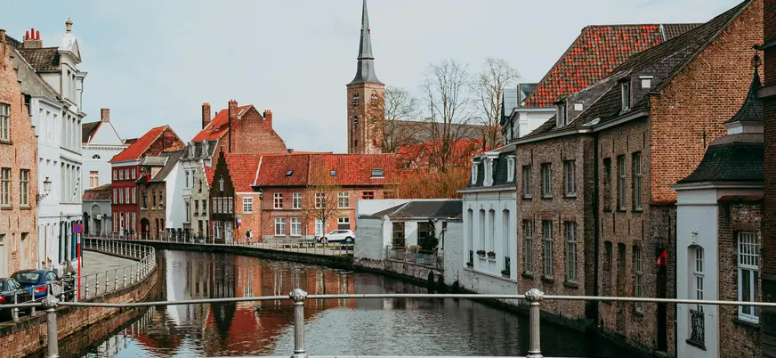 Vista del canal y casas en Brujas