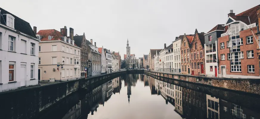 Casas medievales reflejadas en los canales de Brujas