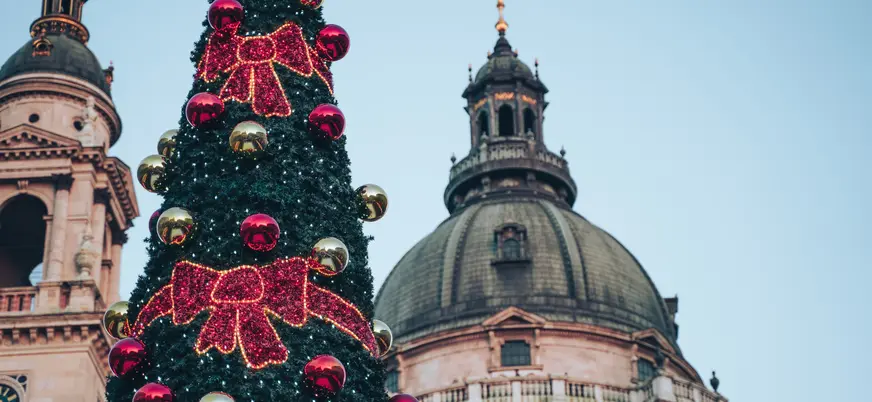 Un primer plano de las decoraciones festivas del Mercado de Navidad de Budapest.