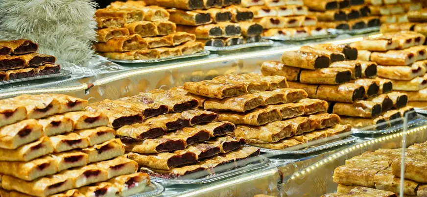 Variedad de strudel de frutas y queso en el Mercado de Navidad de Budapest.