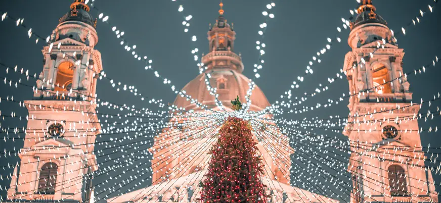 Árbol de Navidad y luces en la Basílica de San Esteban de Budapest.