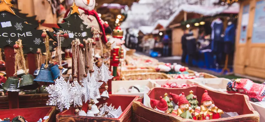 Árbol navideño decorado frente a la Basílica de San Esteban en Budapest.