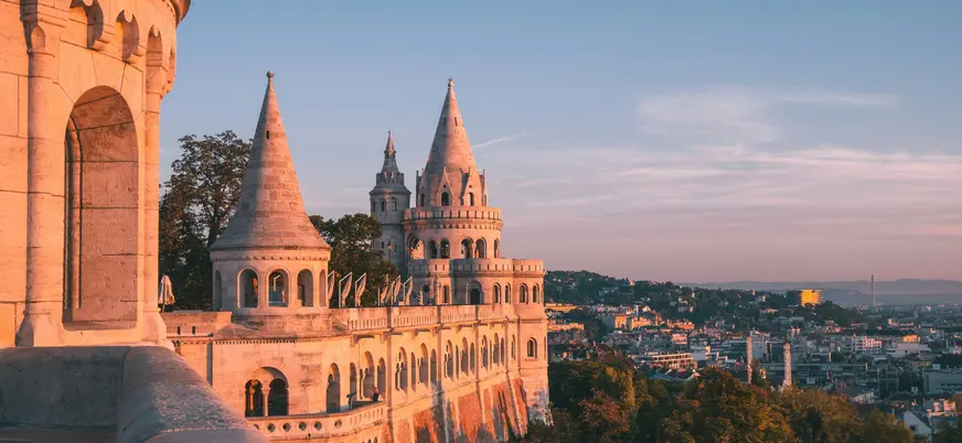 Atardecer iluminando las torres del Bastión de los Pescadores en Budapest