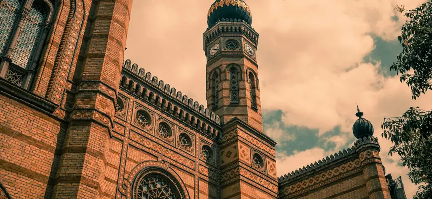 Torre y fachada de la Gran Sinagoga del barrio judío de Budapest