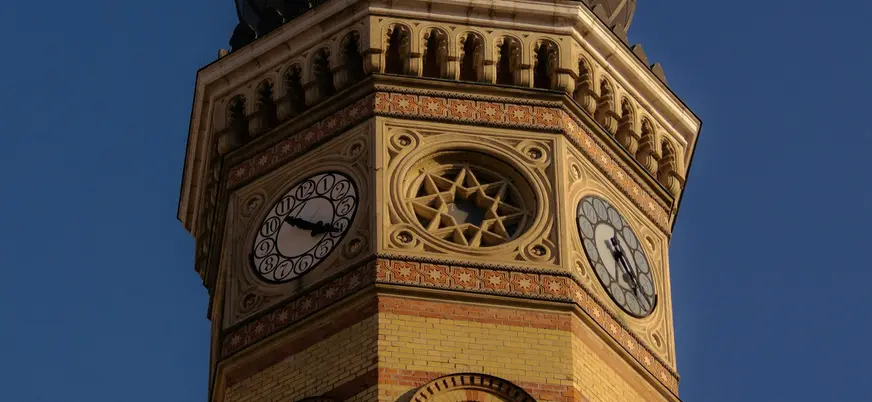 Torre con relojes y ornamentación de la Gran Sinagoga del barrio judío de Budapest
