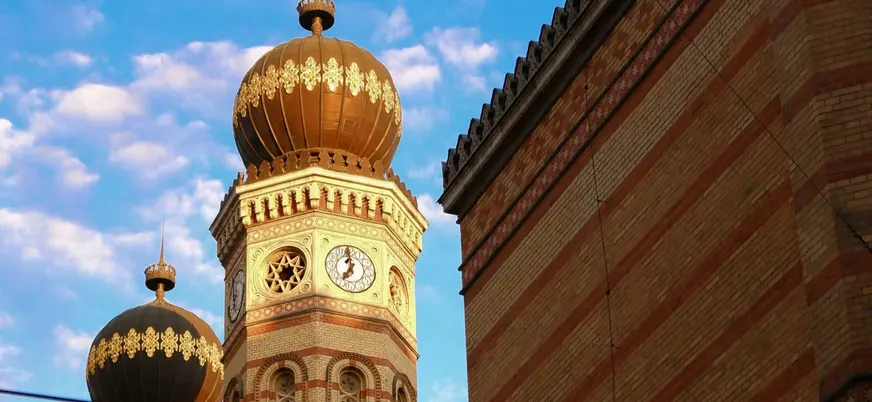 Cúpulas doradas y torre de la Gran Sinagoga del barrio judío de Budapest