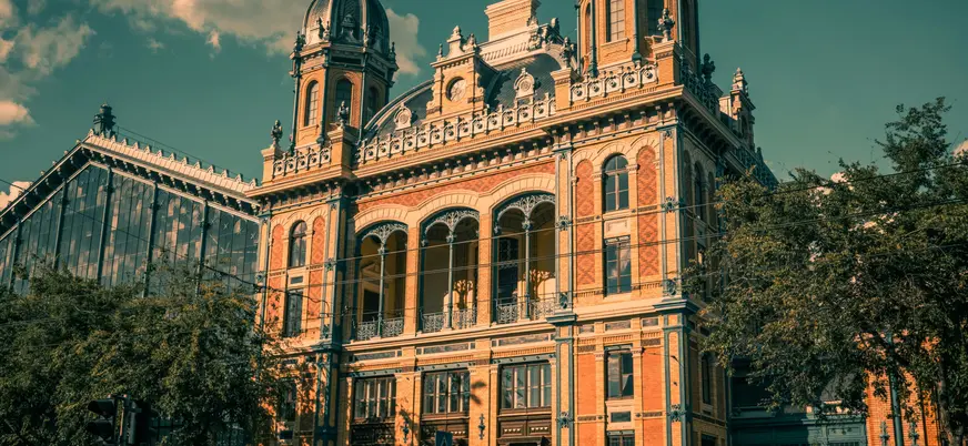 Fachada histórica del complejo sinagogal del barrio judío de Budapest