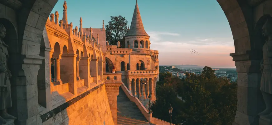 Arcos y torres del Bastión de los Pescadores al atardecer con vistas de Budapest