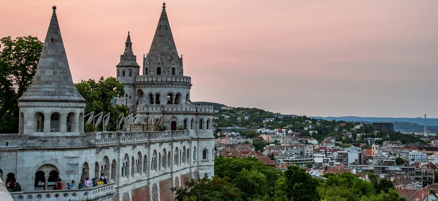 Torres del Bastión de los Pescadores al atardecer con vistas de Buda y Budapest