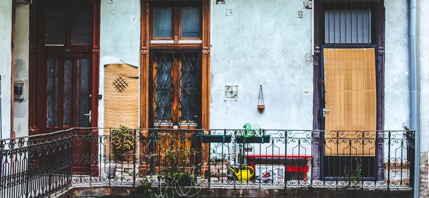 Patio interior de viviendas tradicionales con balcones antiguos en Budapest