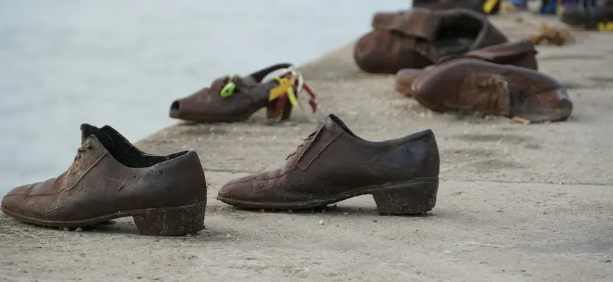 Zapatos en la orilla del Danubio del Monumento al Holocausto en Budapest