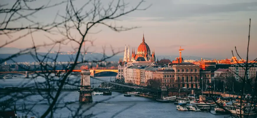 Vista del Parlamento de Budapest y el Puente de las Cadenas desde la colina de Buda