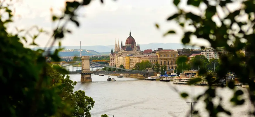 Vistas del Danubio y el Puente de las Cadenas con el Parlamento de Budapest al fondo