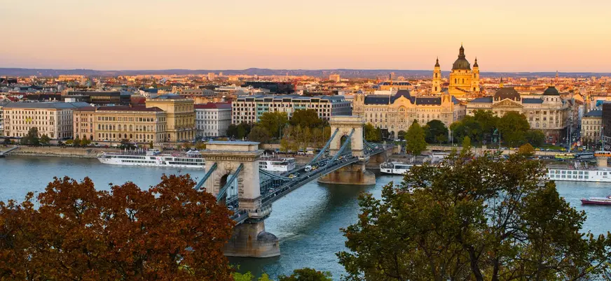 Vistas del Puente de las Cadenas y Pest al atardecer desde la colina de Buda