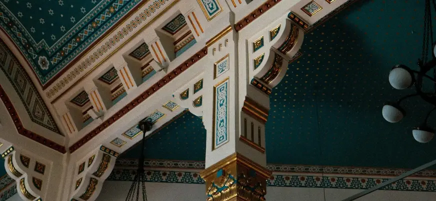 Detalle interior decorado de la sinagoga del barrio judío de Budapest