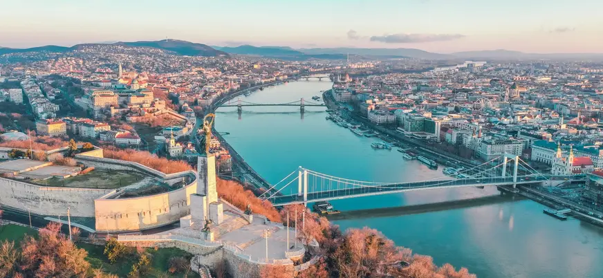 Vista aérea panorámica de Budapest con la Ciudadela y puentes sobre el Danubio