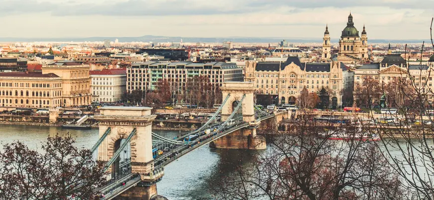 Vista panorámica del Puente de las Cadenas y el centro de Budapest desde Buda