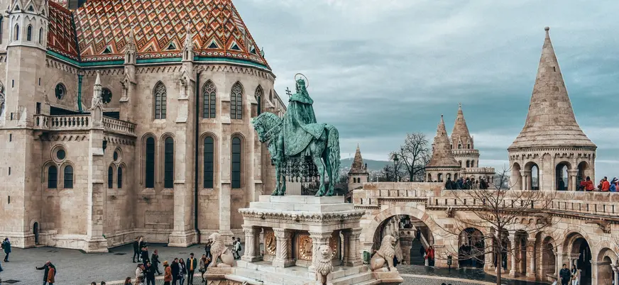 Plaza del Bastión de los Pescadores y estatua de San Esteban junto a la Iglesia de Matías