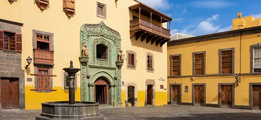 Fachada de la Casa de Colón y fuente en la Plaza del Pilar Nuevo, Las Palmas.