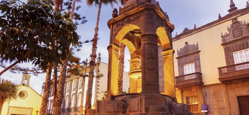 Fuente del Espíritu Santo iluminada al atardecer en Vegueta, Las Palmas
