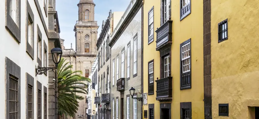 Calle empedrada de Vegueta con vista a la torre de la Catedral, Las Palmas.