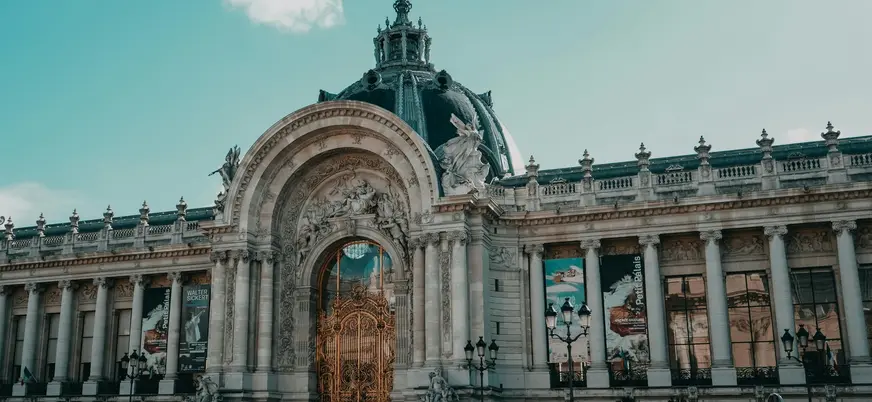 Fachada del Petit Palais con su gran puerta dorada en París