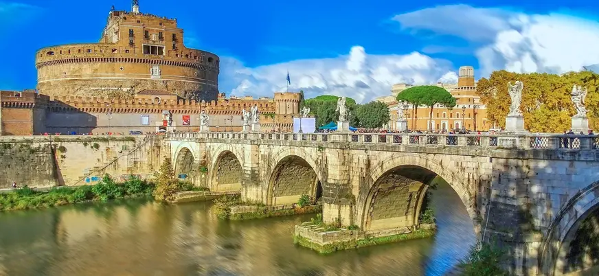 Castillo de Sant'Angelo y puente de los Ángeles sobre el río Tíber en Roma.