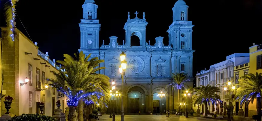Catedral de Santa Ana iluminada de azul en la Plaza de Santa Ana, Las Palmas.