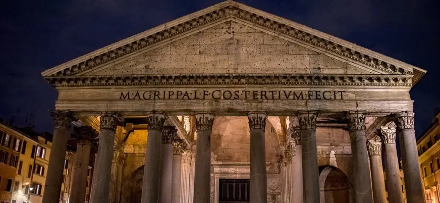Pórtico iluminado del Panteón de Agripa en la Plaza de la Rotonda de Roma.